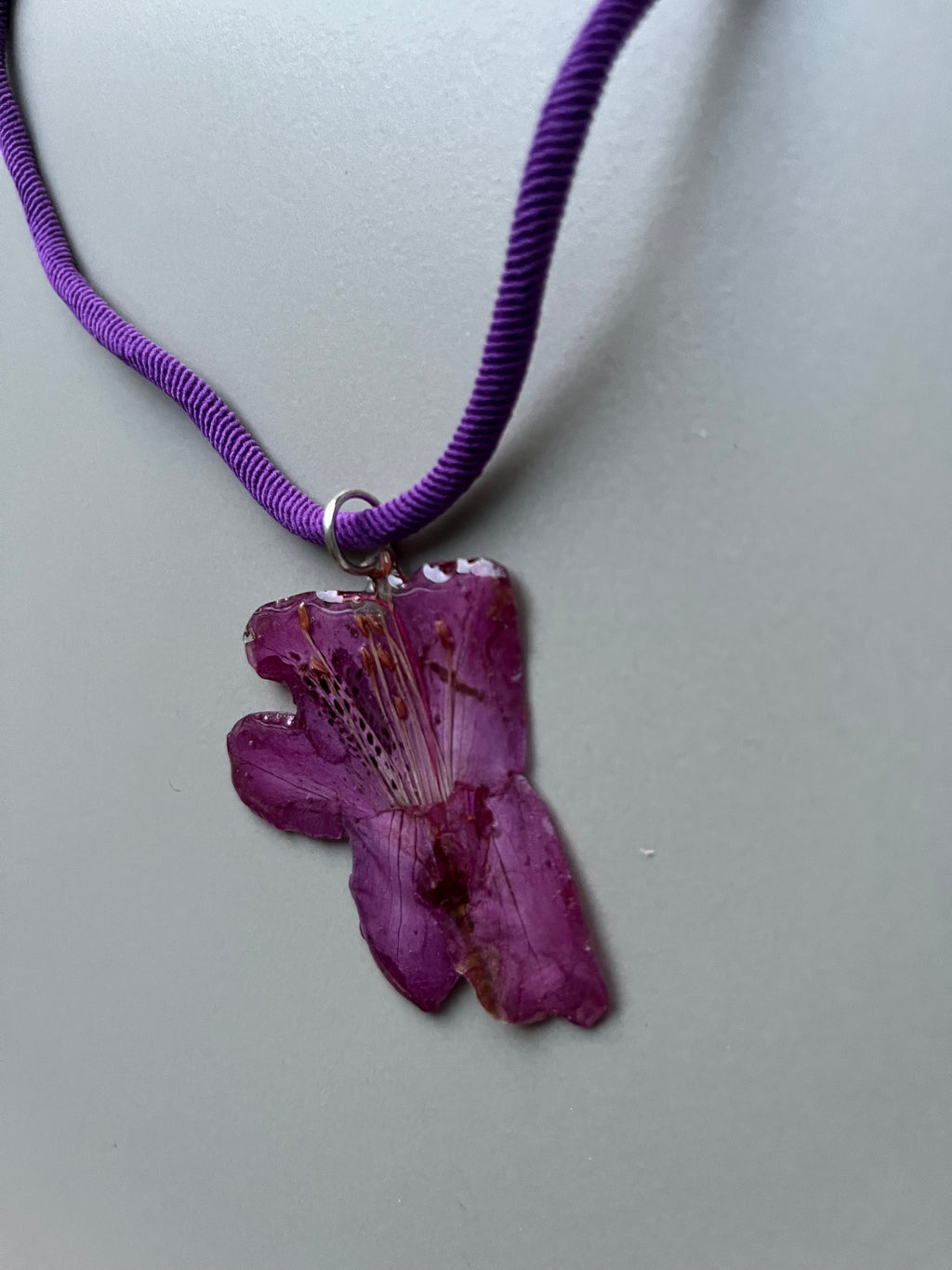 Collar corto flor pequeña morada