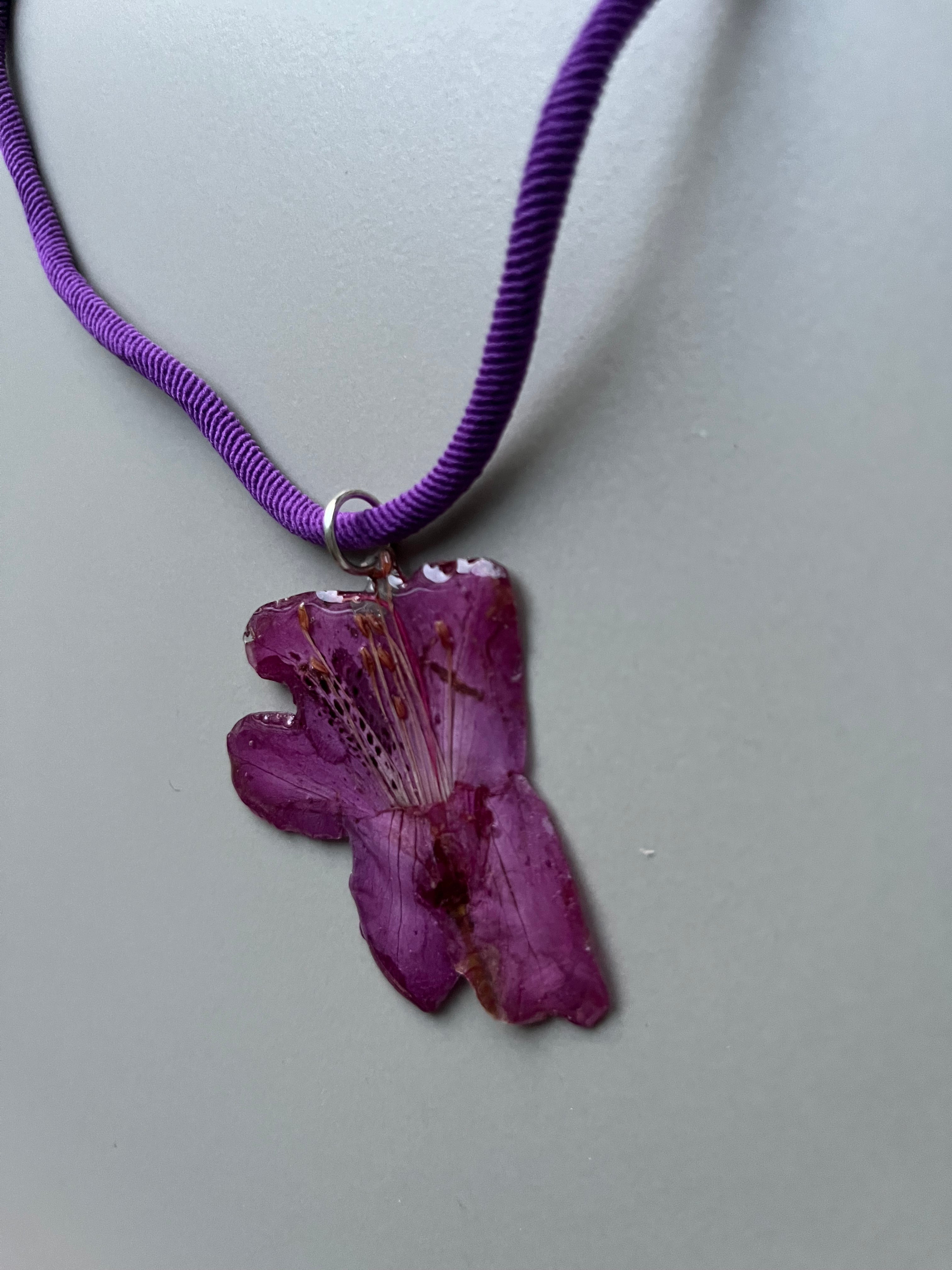 Collar corto flor pequeña morada