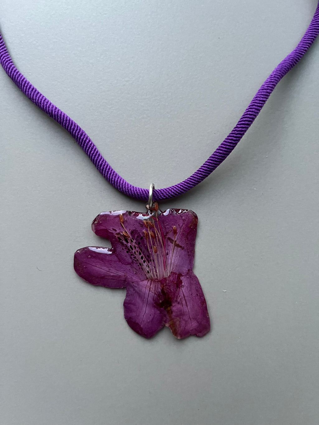 Collar corto flor pequeña morada