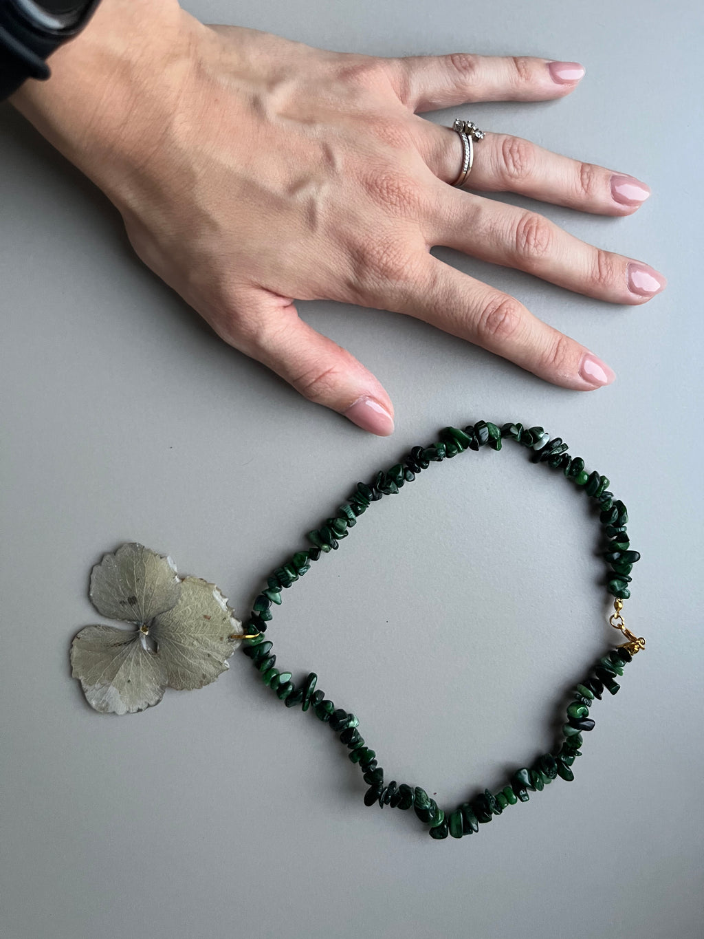Collar corto piedras hoja