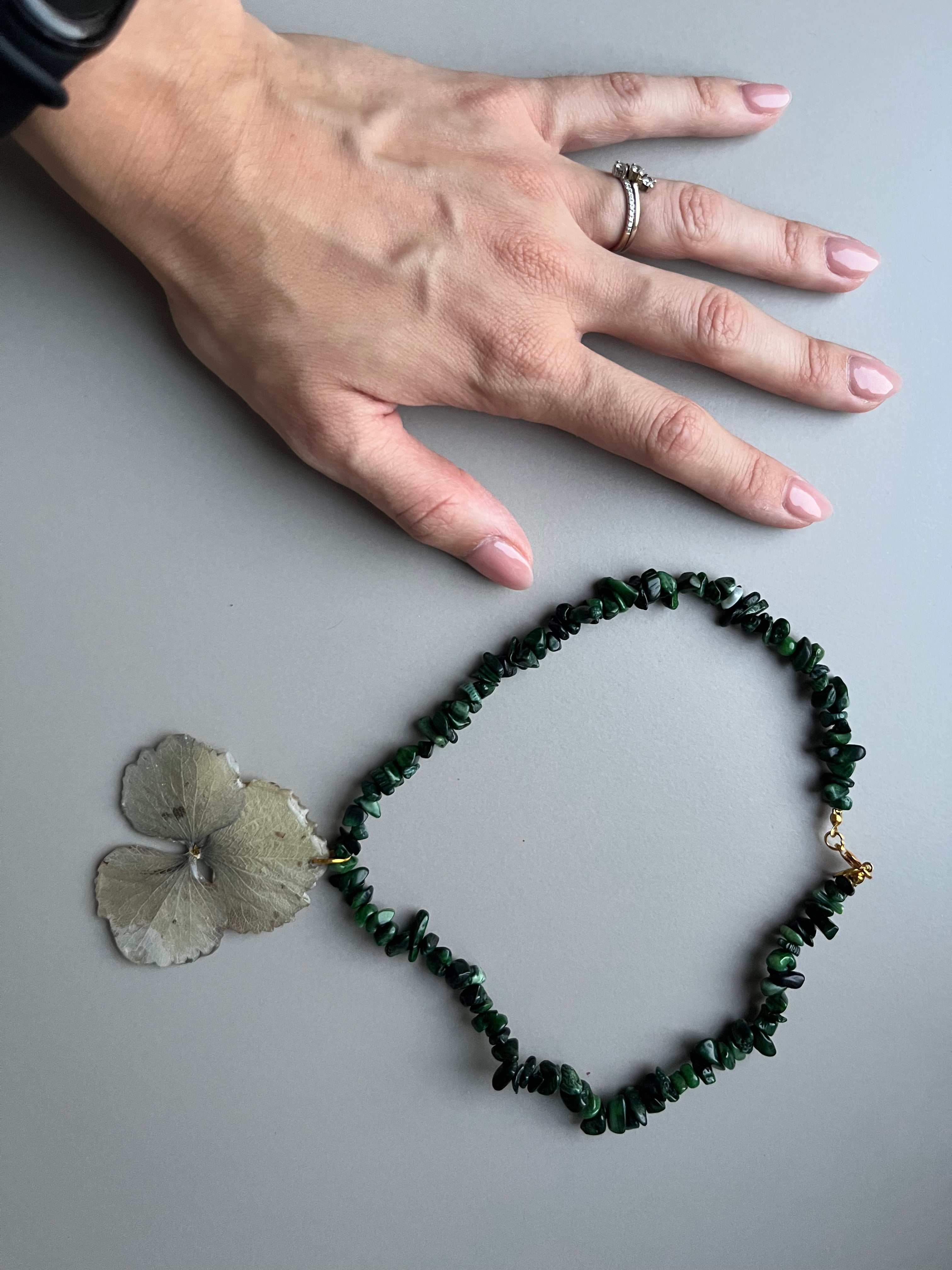 Collar corto piedras hoja