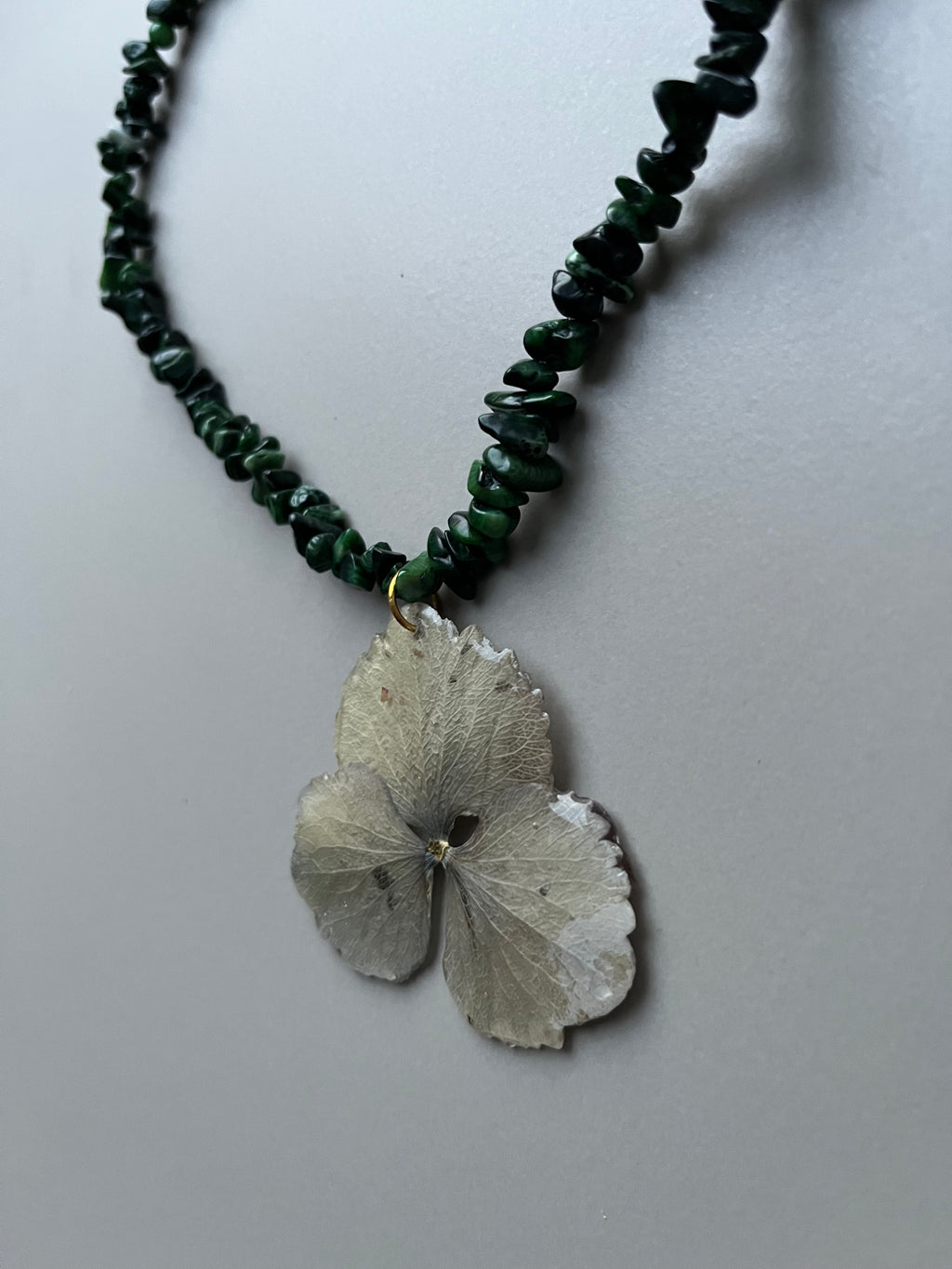 Collar corto piedras hoja