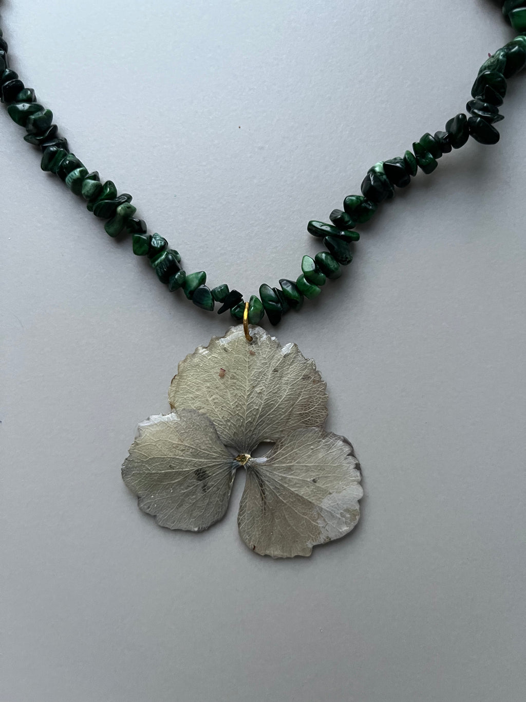 Collar corto piedras hoja