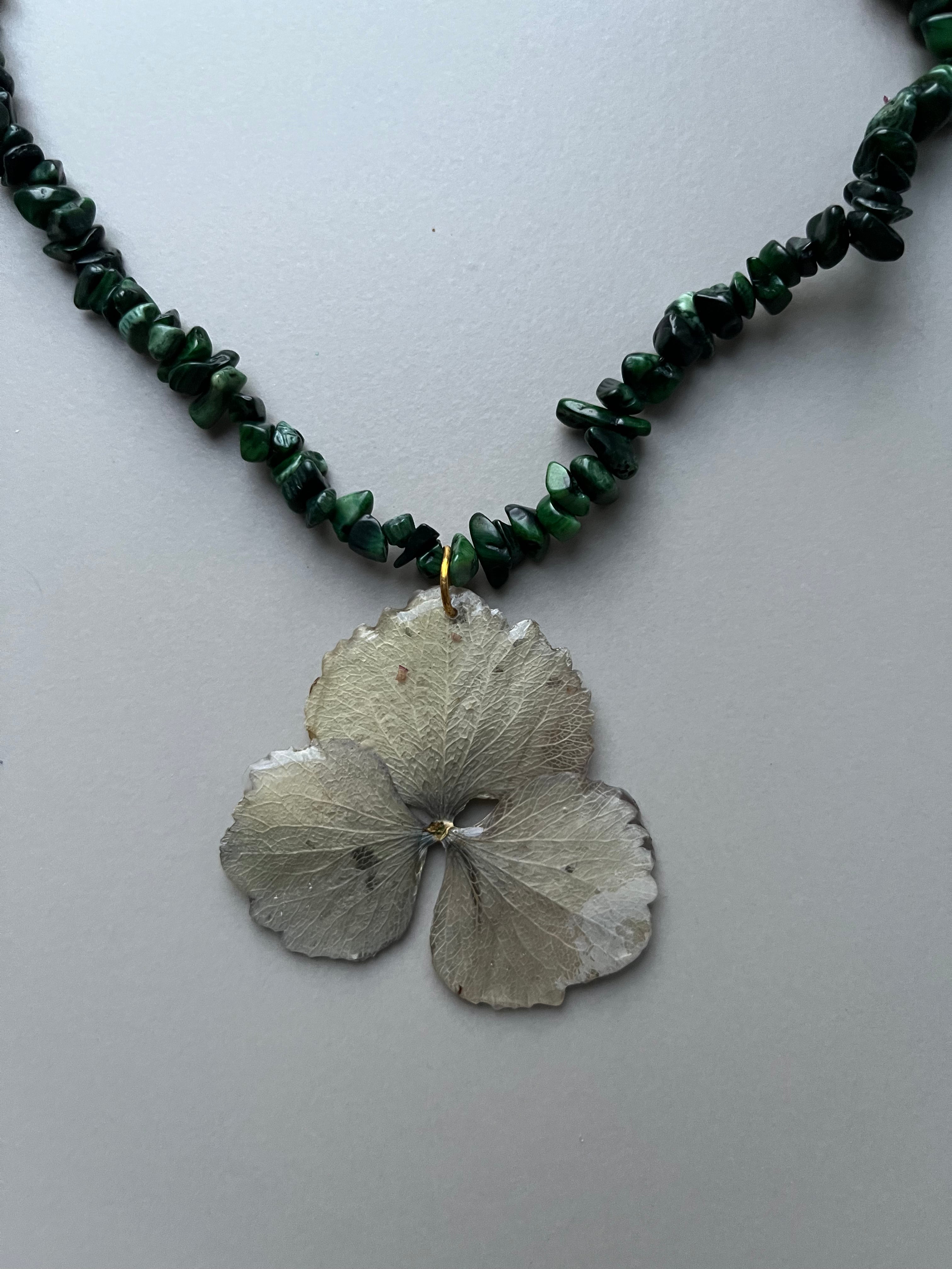 Collar corto piedras hoja