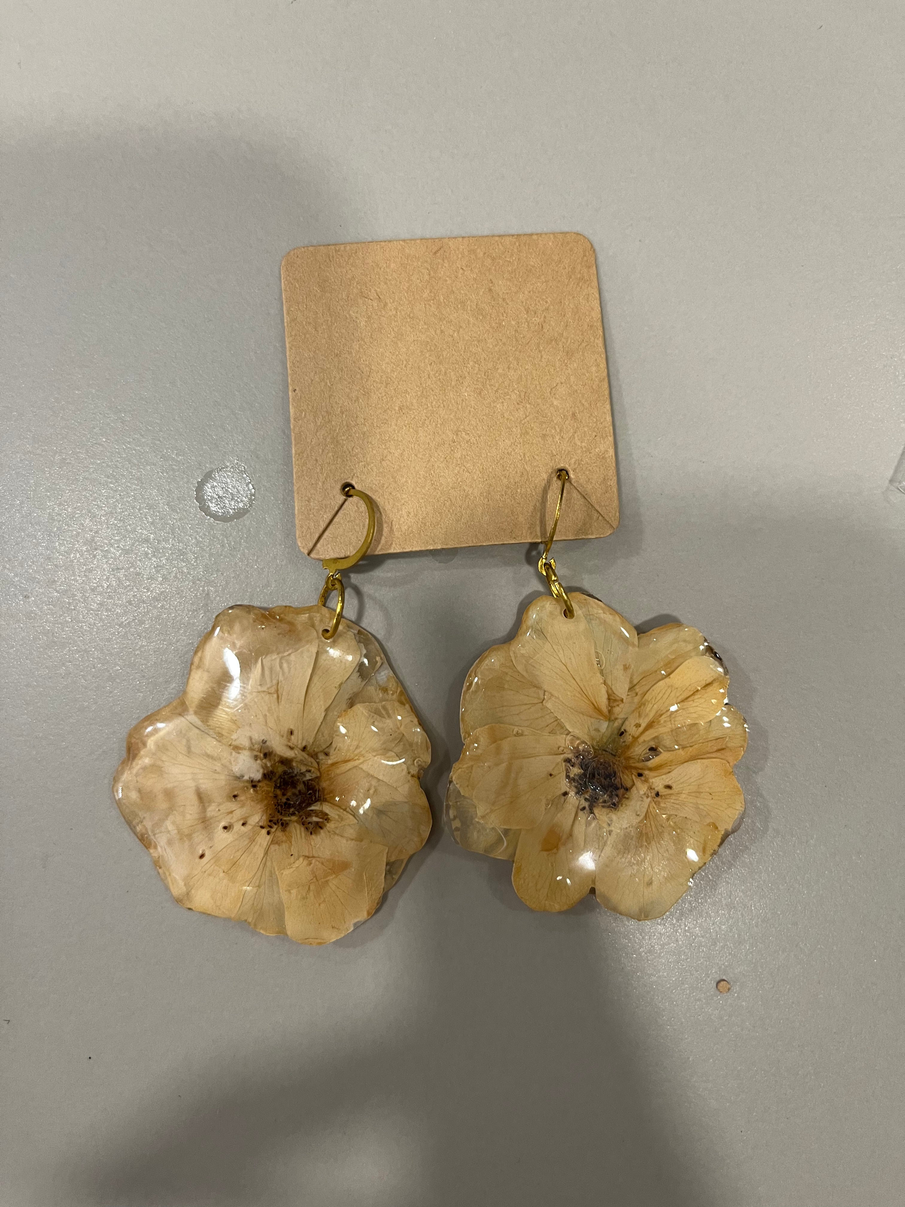 Pendientes rosas blancas