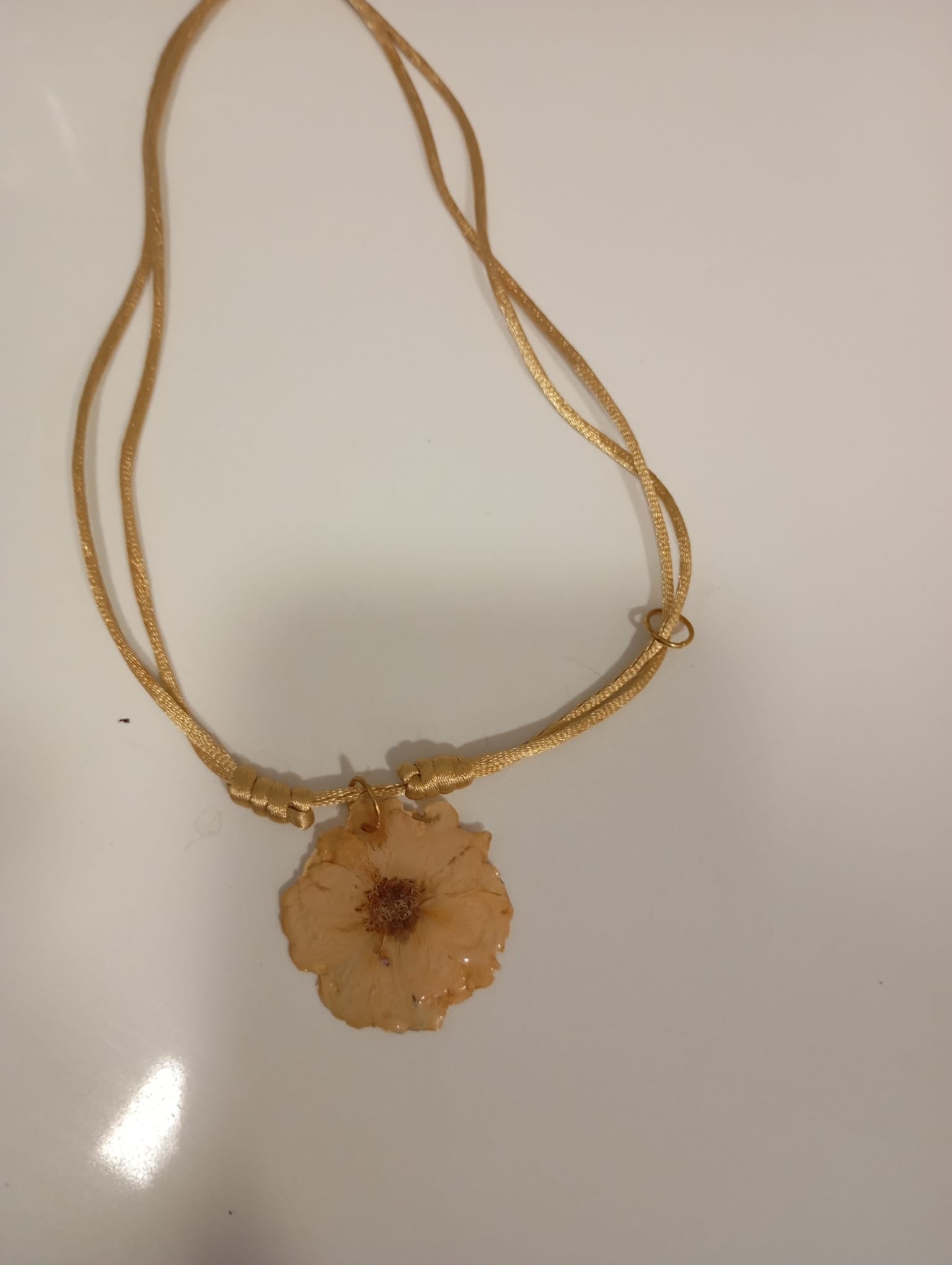 Gargantilla cuerda rosa blanca