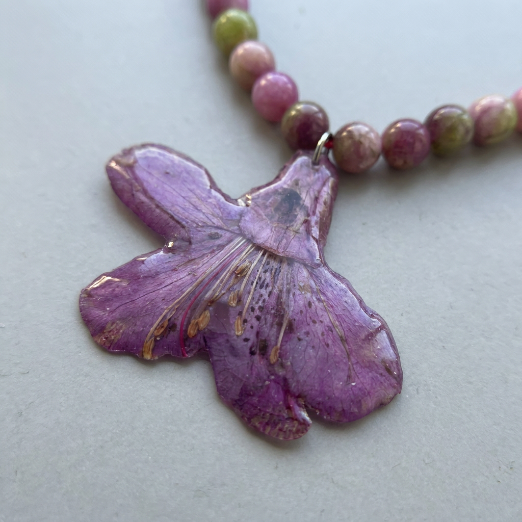 Collar corto flor pequeña púrpura
