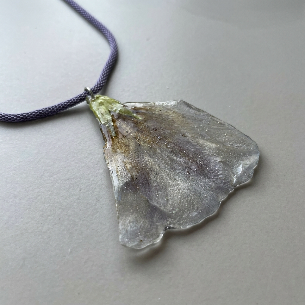 Collar corto flor malva