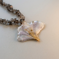 Collar corto flor malva