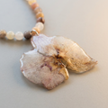 Collar corto orquídea beige