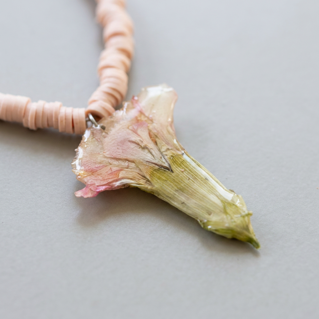 Collar corto goma clavelina
