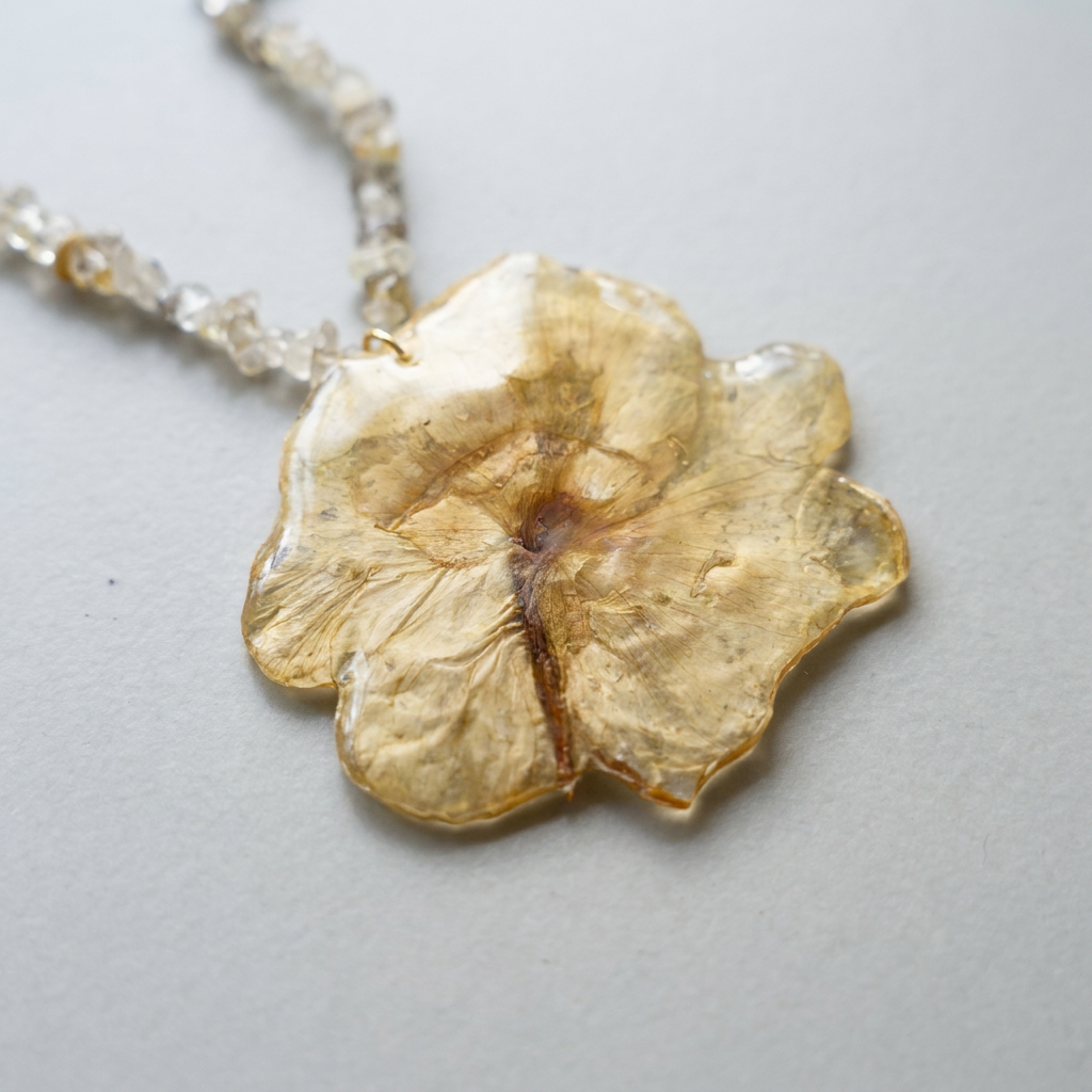 Collar corto piedras adelfa blanca