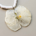Collar goma flor blanca