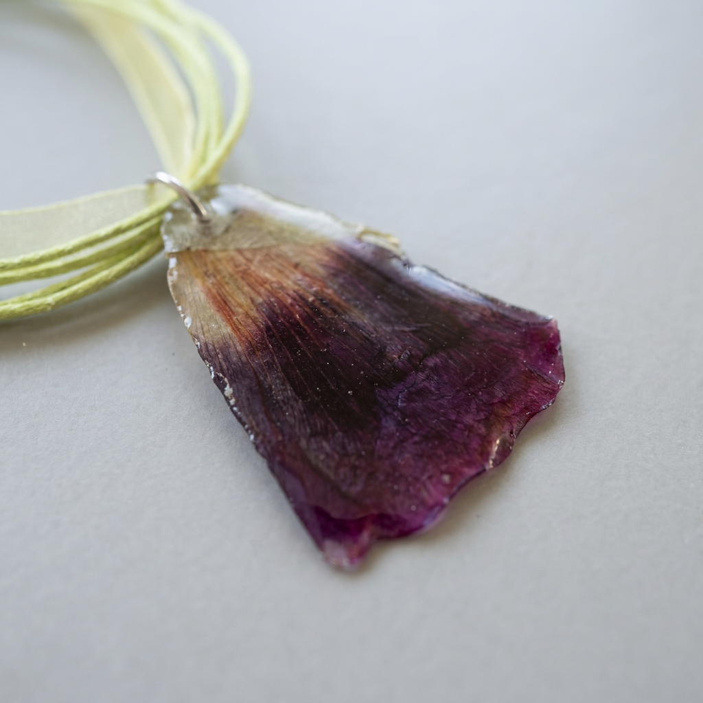 Collar corto flor perfil