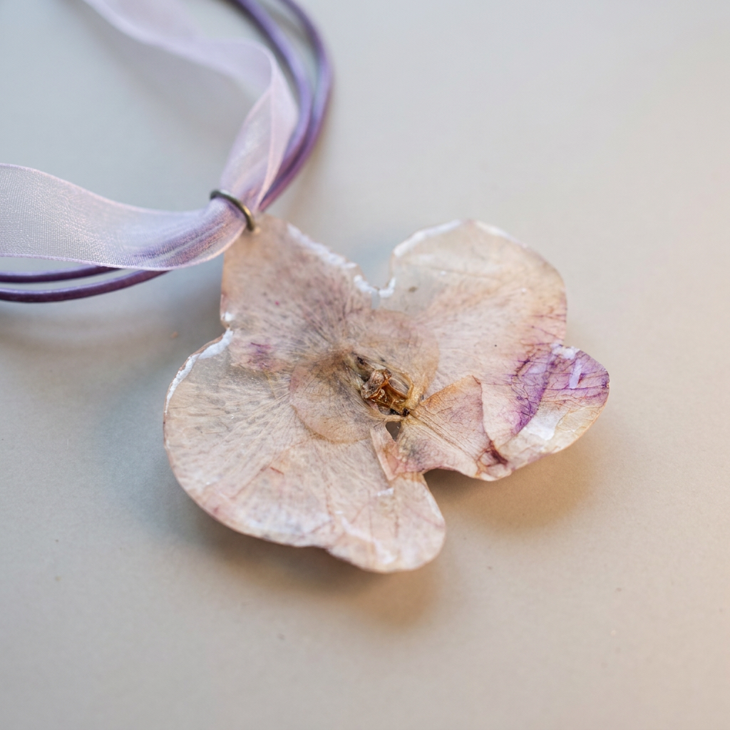 Collar corto cuero orquídea blanca