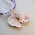Collar corto cuero orquídea blanca