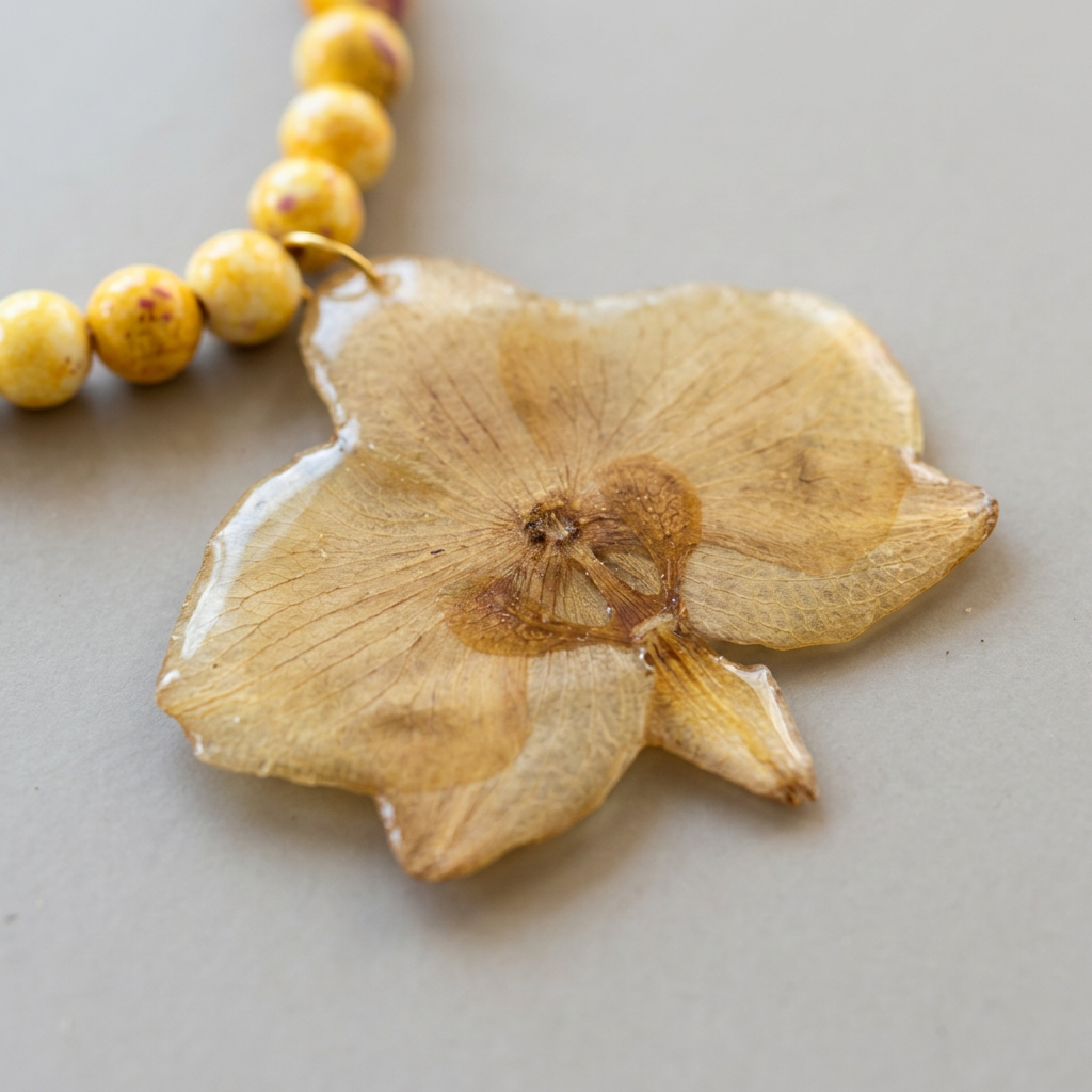 Collar corto orquídea amarilla