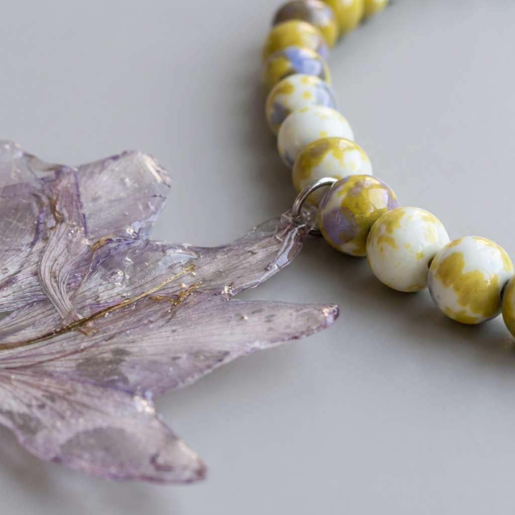 Collar corto amarillo flor malva