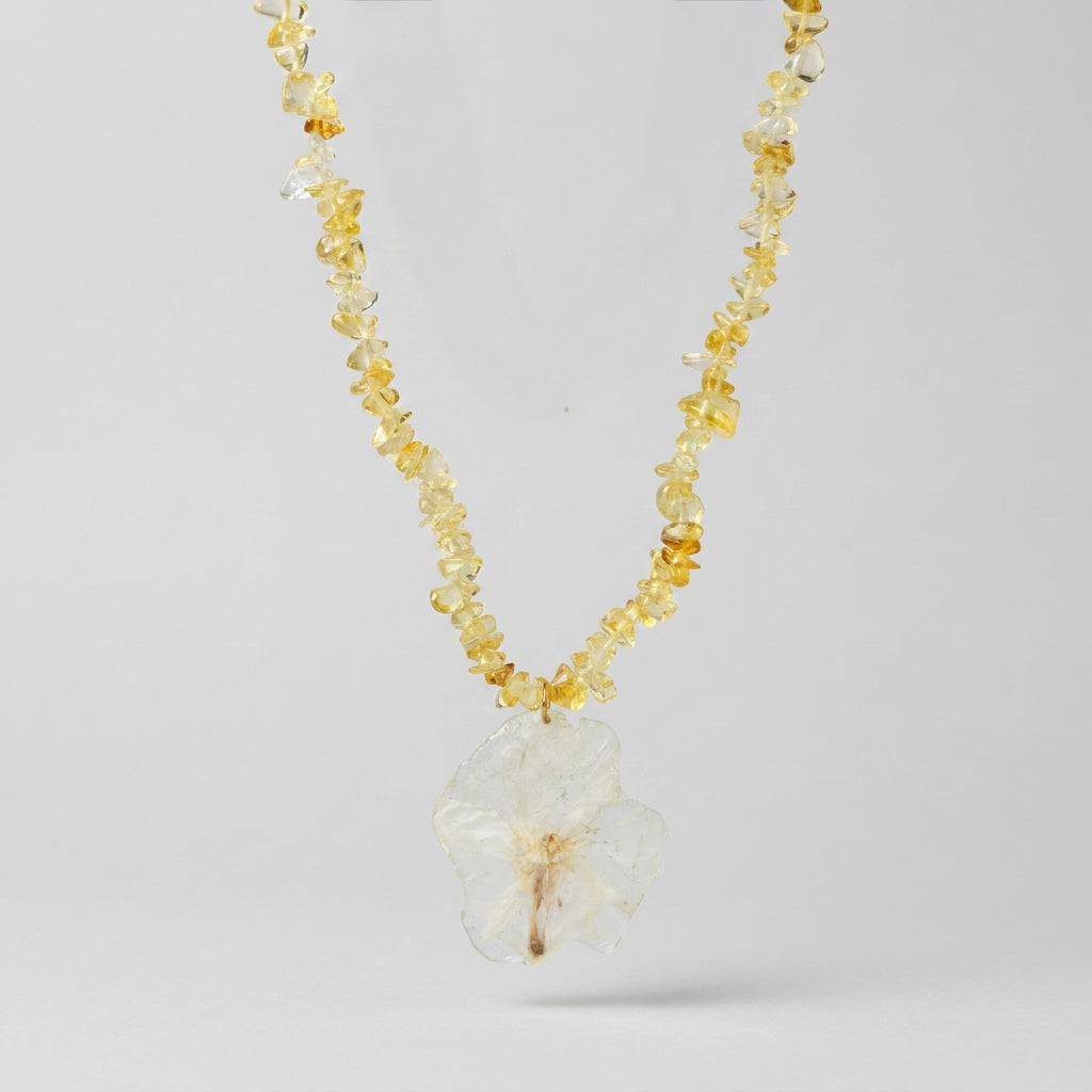 Collar corto adelfa blanca