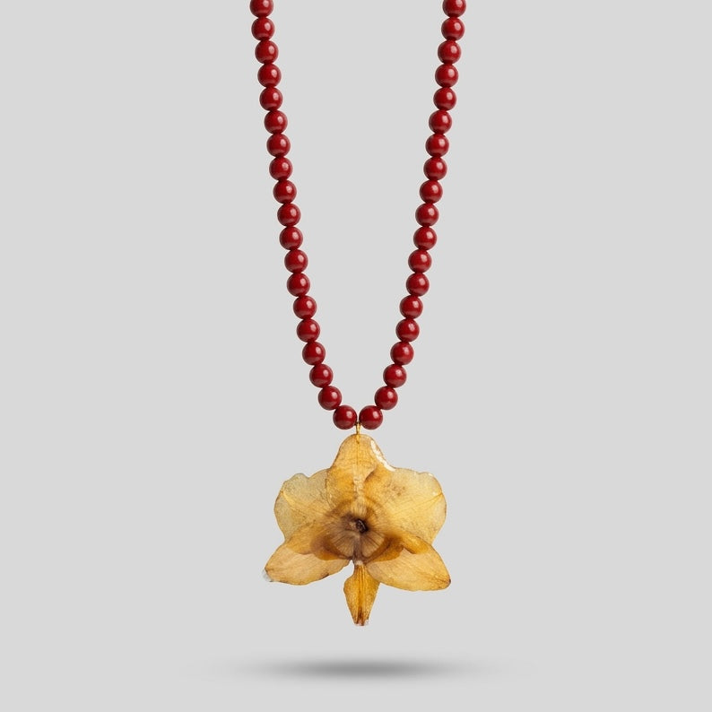 Collar corto piedras rojas orquídea amarilla