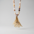 Collar corto flor beige
