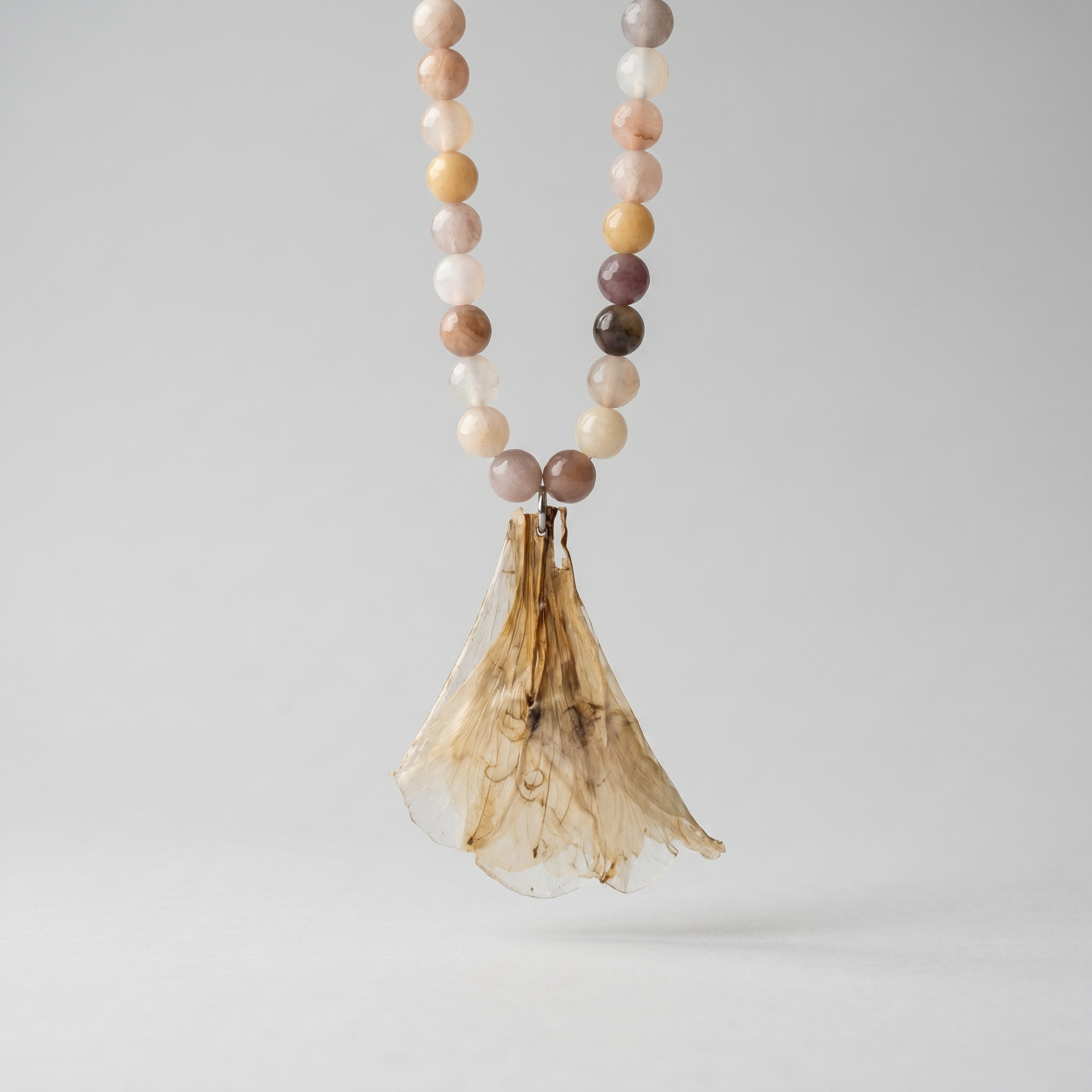 Collar corto flor beige