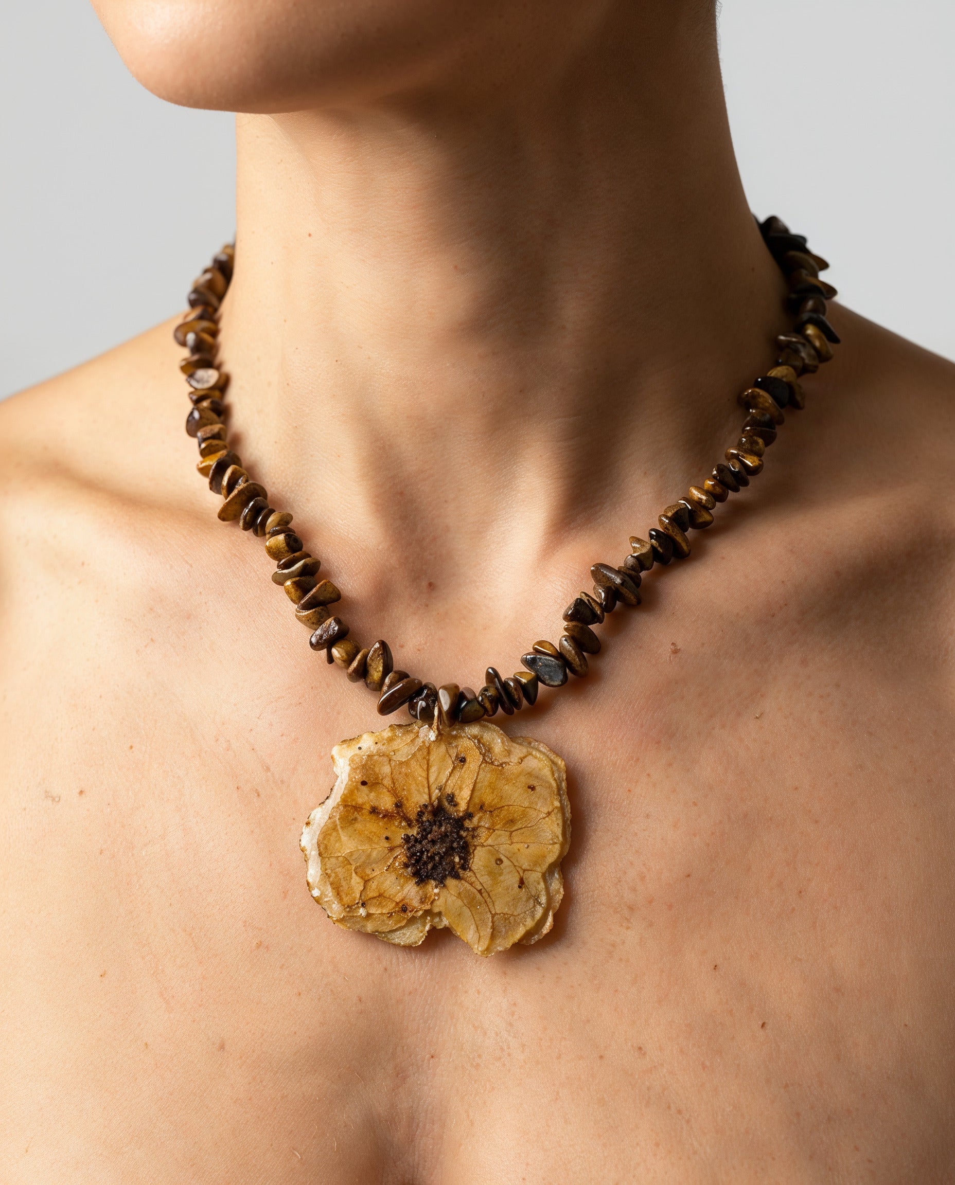Collar corto rosa piedras marrones