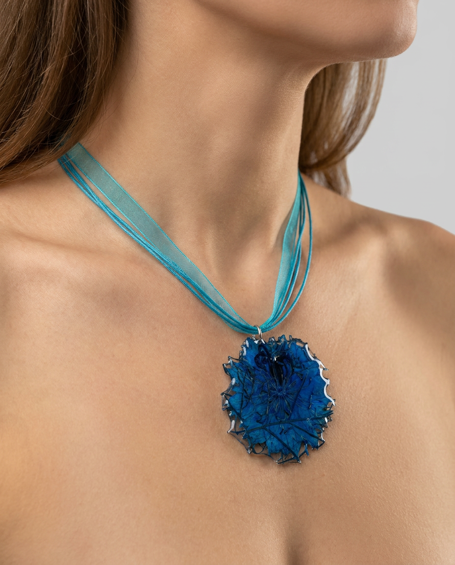 Collar corto flor azul