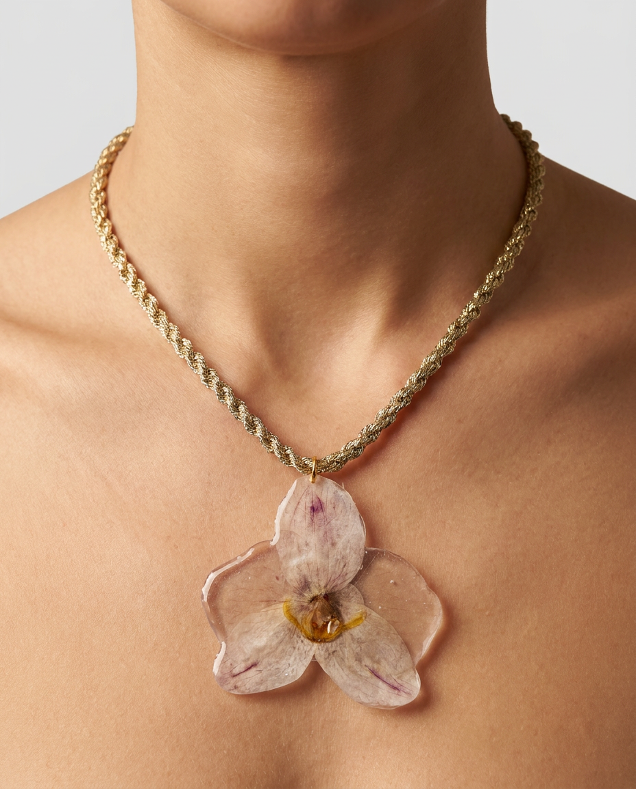 Collar corto orquídea blanca