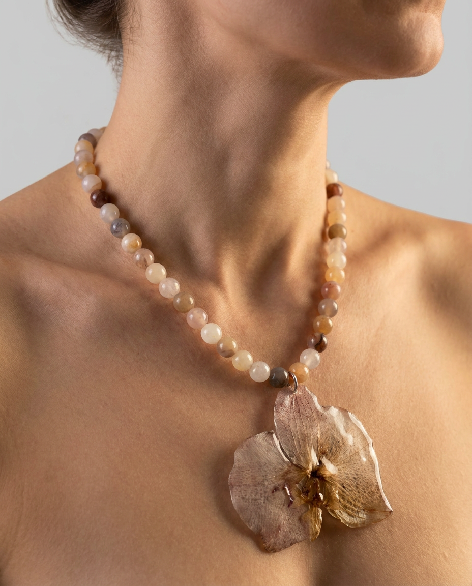 Collar corto orquídea beige