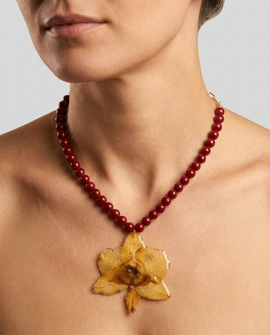 Collar corto piedras rojas orquídea amarilla