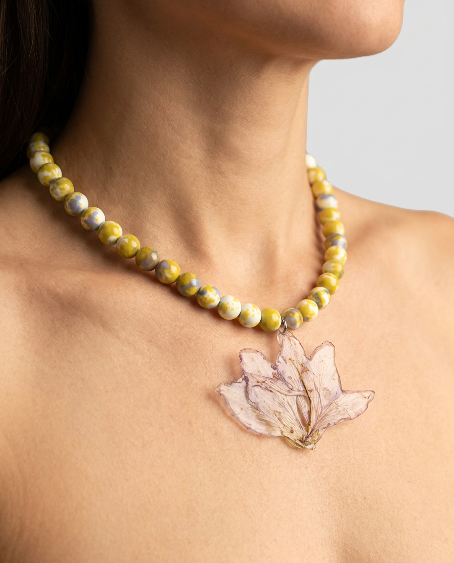 Collar corto amarillo flor malva