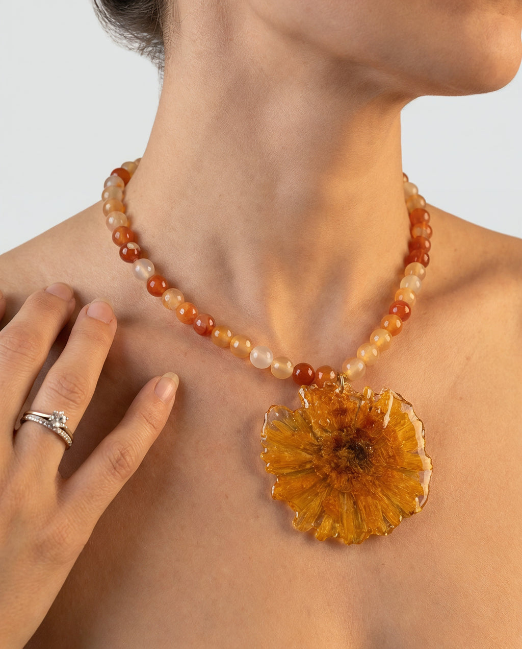 Collar corto margarita naranja