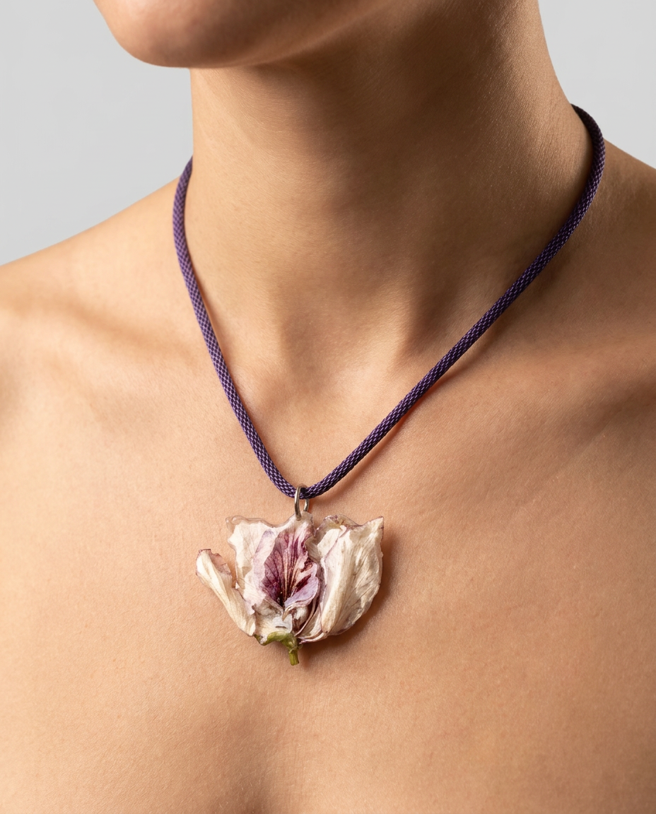 Collar corto falsa orquídea relieve