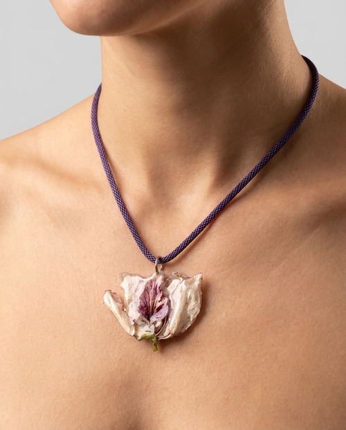 Collar corto falsa orquídea relieve