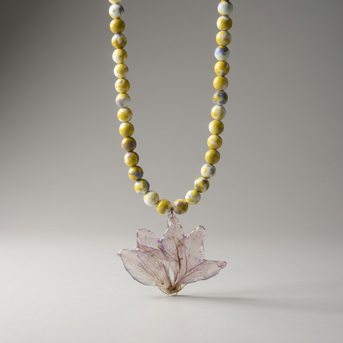 Collar corto amarillo flor malva